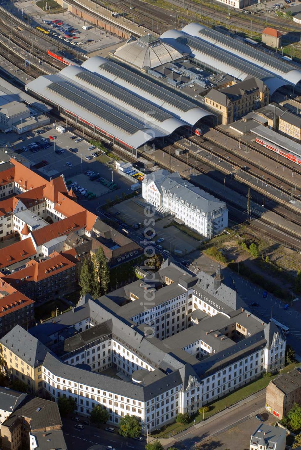 Halle from the bird's eye view: Halle 23.09.06 Blick auf den Westausgang des Bahnhofes. Weiß und majestätisch liegt der Gebäudekomplex der halleschen Bahnverwaltung in der Ernst-Kamieth-Straße, die auf den Riebeckplatz zuläuft; links daneben liegt die Hauptpost.