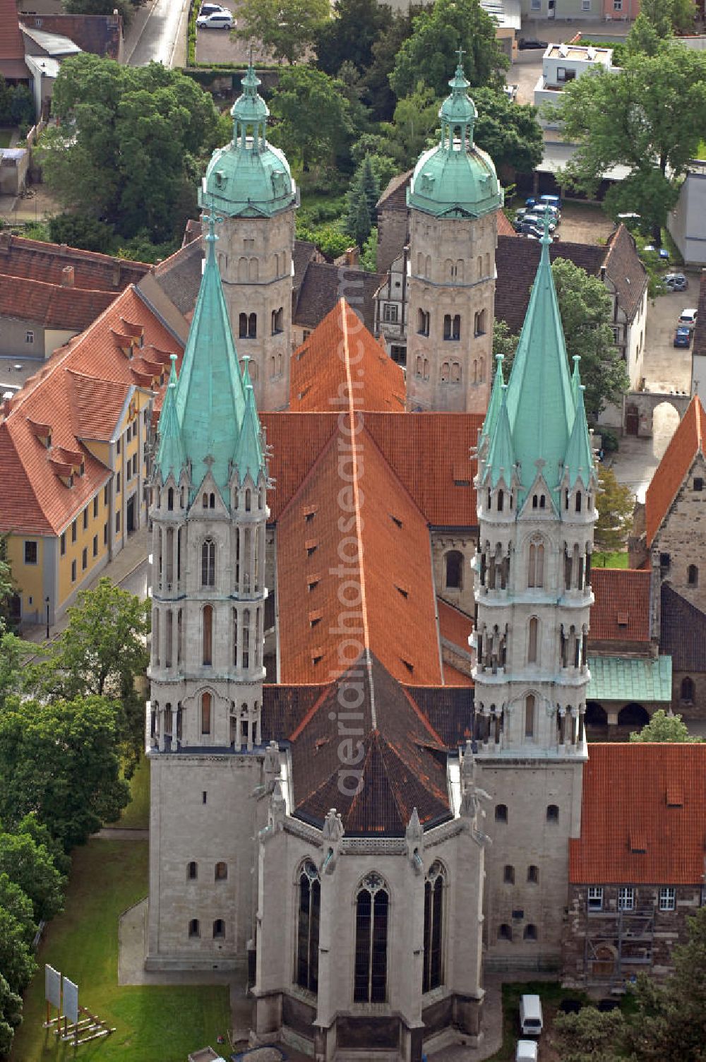 Naumburg from above - Blick auf den Westchor und die Westtürme des Naumburger Doms. Der frühgotische Westchor mit den zwölf Stifterfiguren gilt als Hauptwerk des Naumburger Meisters. View of the West Choir and the West Towers of the Naumburg Cathedral. The early Gothic west choir with his twelve founding figures is considered the main work of the Naumburg Master.