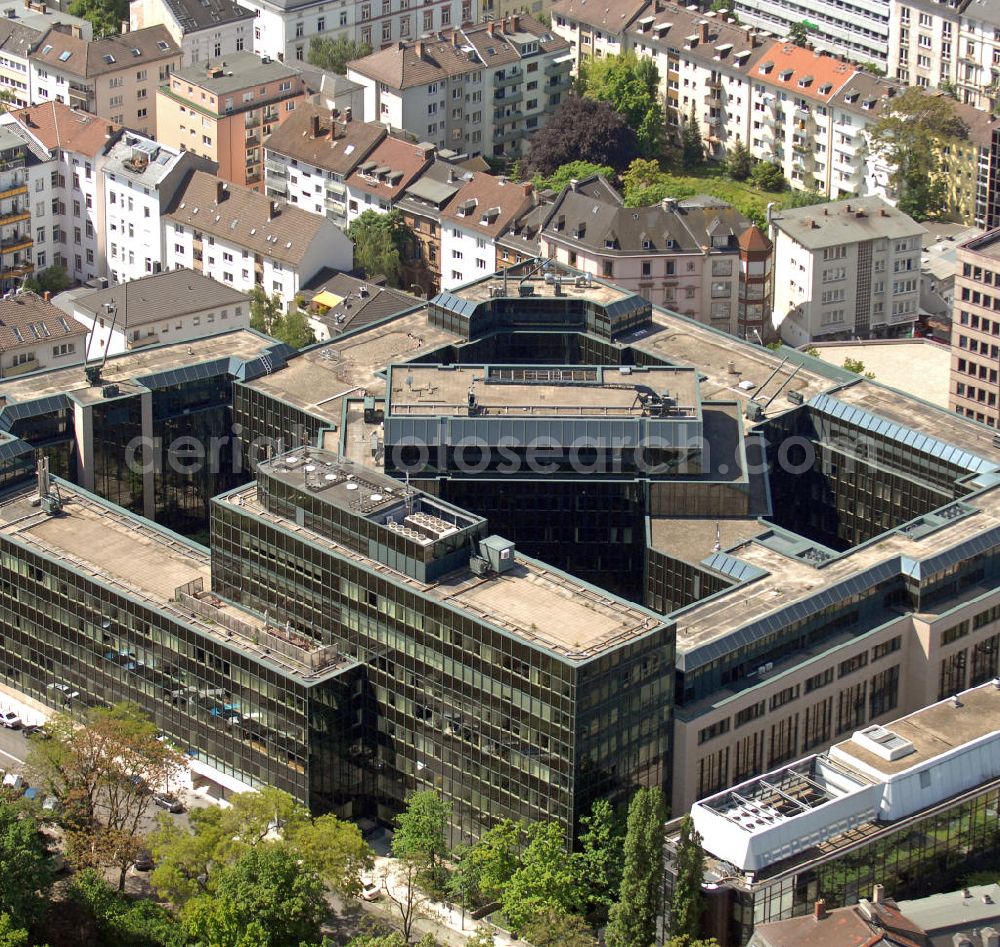 Frankfurt am Main from above - Blick auf den Bürokomplex Westend Carree am Grüneburgweg in Westend. Hauptmieter ist die französische Geschäftsbank BNP Paribas. View of the office complex Westend Carree at the Grüneburgweg inWestend. The main tenant is the French investment bank BNP Paribas.