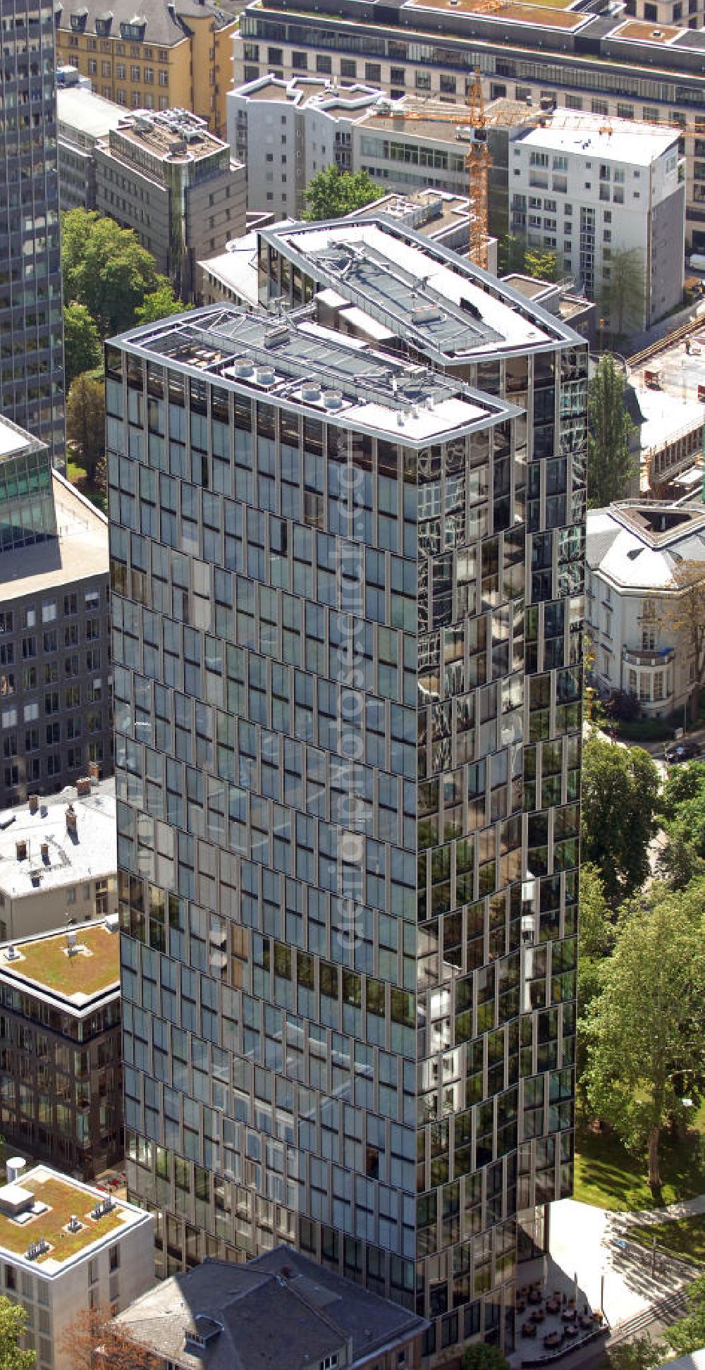 Aerial image Frankfurt am Main - Blick auf den 96 m hohen Büroturm Westend Duo. Der Turm an der Bockenheimer Landstraße wurde Ende 2006 fertiggestellt. View the 96 meter high office tower Westend Duo. The tower was completed in 2006.