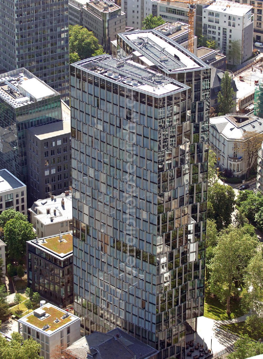 Aerial photograph Frankfurt am Main - Blick auf den 96 m hohen Büroturm Westend Duo. Der Turm an der Bockenheimer Landstraße wurde Ende 2006 fertiggestellt. View the 96 meter high office tower Westend Duo. The tower was completed in 2006.