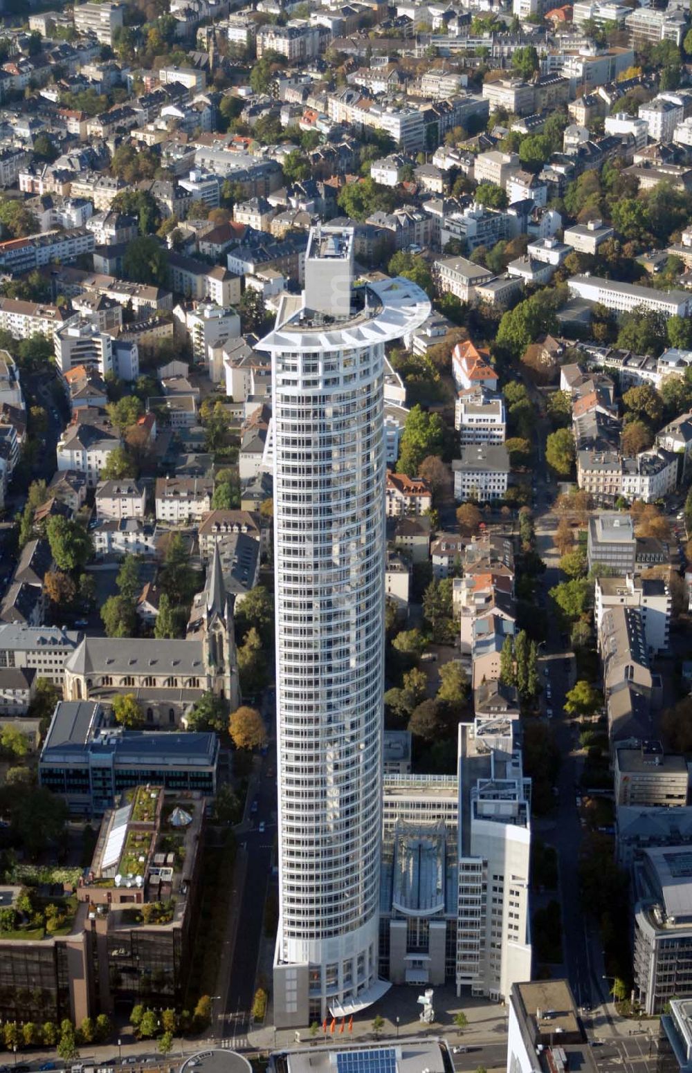 Aerial image Frankfurt am Main - Blick auf den Westendtower (auch Hochhaus der DZ Bank, Kronenhochhaus oder Westendstraße 1). Mit 208 Metern ist er der dritthöchste Wolkenkratzer in Frankfurt bzw. in Deutschland. Kontakt: Deutsche Zentral-Genossenschaftsbank, Frankfurt am Main, Platz der Republik, 60265 Frankfurt am Main - Telefon: 069 7447-01 - Telefax: 069 7447-16 85 - Homepage: