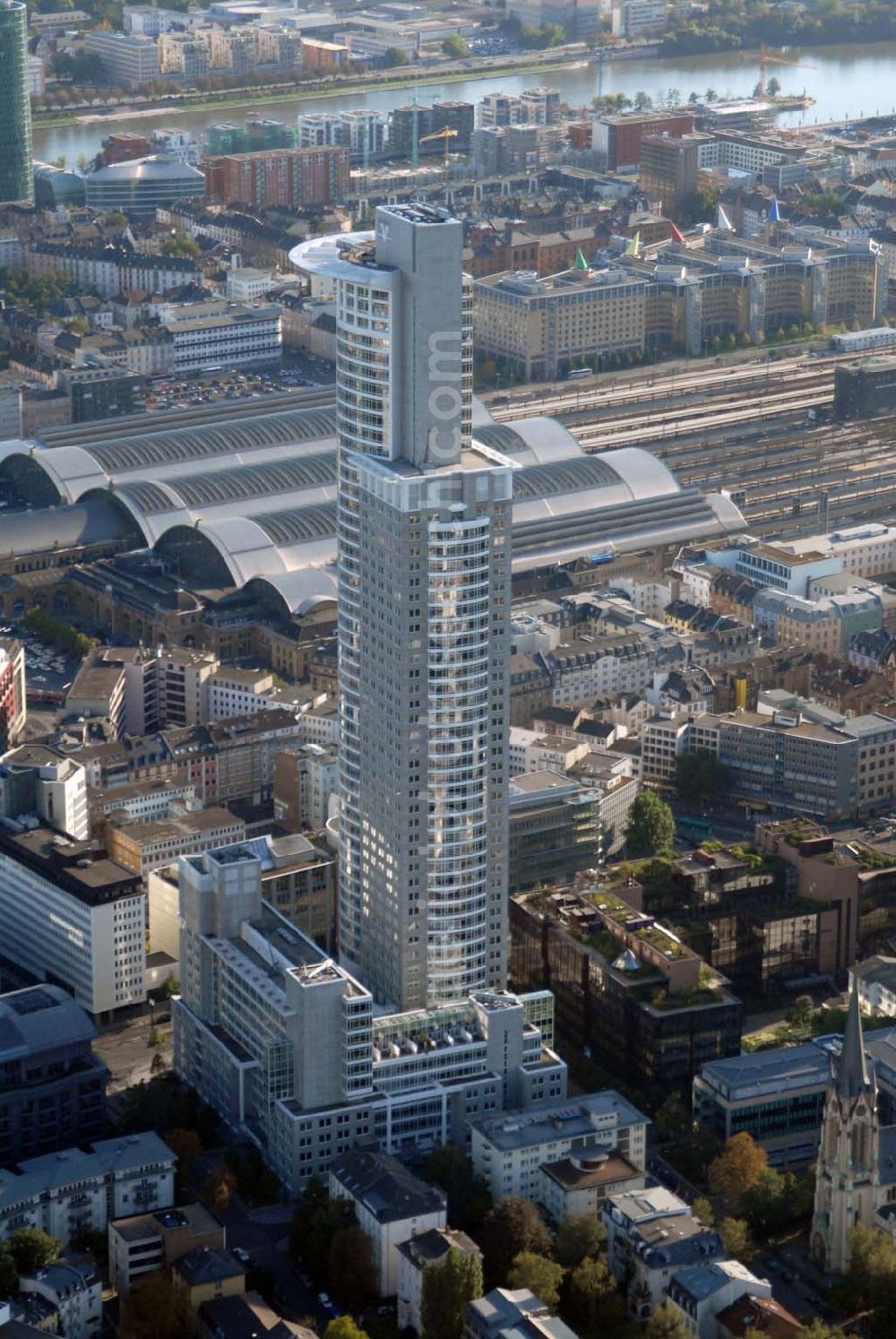 Aerial photograph Frankfurt am Main - Blick auf den Westendtower (auch Hochhaus der DZ Bank, Kronenhochhaus oder Westendstraße 1). Mit 208 Metern ist er der dritthöchste Wolkenkratzer in Frankfurt bzw. in Deutschland. Kontakt: Deutsche Zentral-Genossenschaftsbank, Frankfurt am Main, Platz der Republik, 60265 Frankfurt am Main - Telefon: 069 7447-01 - Telefax: 069 7447-16 85 - Homepage: