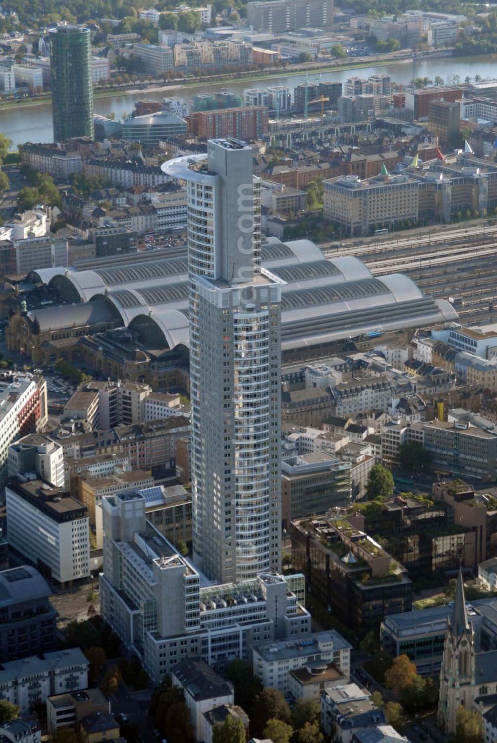 Frankfurt am Main from above - Blick auf den Westendtower (auch Hochhaus der DZ Bank, Kronenhochhaus oder Westendstraße 1). Mit 208 Metern ist er der dritthöchste Wolkenkratzer in Frankfurt bzw. in Deutschland. Kontakt: Deutsche Zentral-Genossenschaftsbank, Frankfurt am Main, Platz der Republik, 60265 Frankfurt am Main - Telefon: 069 7447-01 - Telefax: 069 7447-16 85 - Homepage: