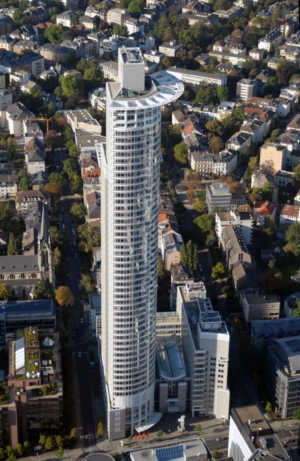 Frankfurt am Main from the bird's eye view: Blick auf den Westendtower (auch Hochhaus der DZ Bank, Kronenhochhaus oder Westendstraße 1). Mit 208 Metern ist er der dritthöchste Wolkenkratzer in Frankfurt bzw. in Deutschland. Kontakt: Deutsche Zentral-Genossenschaftsbank, Frankfurt am Main, Platz der Republik, 60265 Frankfurt am Main - Telefon: 069 7447-01 - Telefax: 069 7447-16 85 - Homepage: