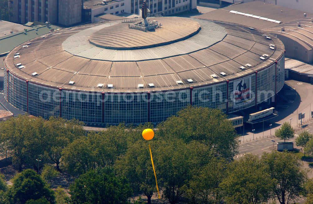 Dortmund from the bird's eye view: Die Westfalenhalle am Ruhrschnellweg in Dortmund in Nordrhein-Westfalen. Das Gebäude dient als Messezentrum / Kongresszentrum/ Veranstaltungszentrum. Ein Projekt der Westfalenhalle Dortmund GmbH. The Westfalenhalle at the street Ruhrschnellweg in Dortmund in North Rhine-Westphalia. The building is an exhibition centre / a congress centre / an event centre. A project of the Westfalen Dortmund GmbH.