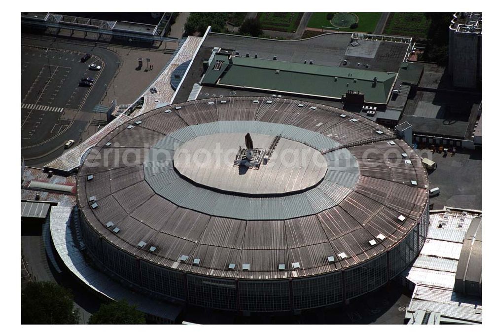 Dortmund from above - 17.08.2005 Dortmund Blick auf die Dortmunder Westfalenhalle am Westfalenstadion. Das zur Weltmeisterschaft 1974 gebaute Westfalenstadion hält mit über einer Million Gästen pro Saison den Besucherrekord in der Bundesliga. Ursprünglich für 54.000 Besucher gebaut, bietet das modernisierte Stadion jetzt bis zu 82.932 Zuschauern Platz.Durch den dreistufigen Umbau erfüllt die Borussia-Arena alle Anforderungen für die kommende Weltmeisterschaft 2006.