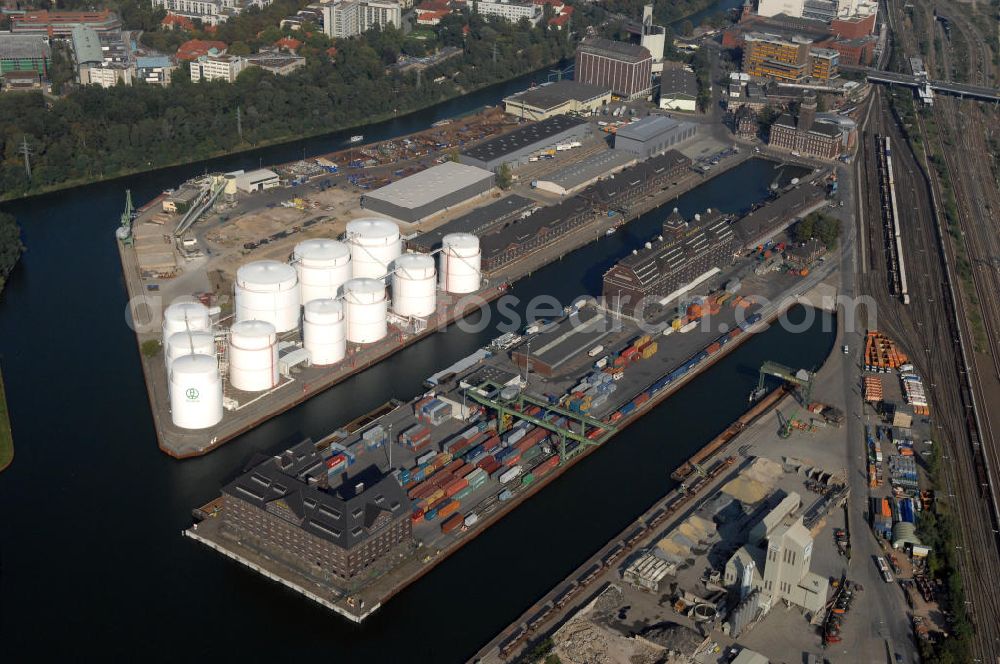 Aerial image Berlin - Der Berliner Westhafen ist ein Binnenhafen im Ortsteil Moabit des Bezirks Mitte. Der Westhafen ist mit einer Fläche von 430.000 m² der größte Hafen der Stadt und ein bedeutender Umschlag- und Lagerplatz für die Binnenschifffahrt. Die Berliner Hafen-und Lagerhausgesellschaft mbH, kurz BEHALA genannt, betreibt in Berlin mehrere Binnenhäfen mit den dazugehörigen Lagerhäusern, dem Güterumschlag, einer Bauschuttentsorgung, den Hafenbahnen, und die Vermietung von Immobilien auf den Hafengeländen. Sie ist ein Eigenbetrieb der Stadt Berlin. Weitere Informationen unter