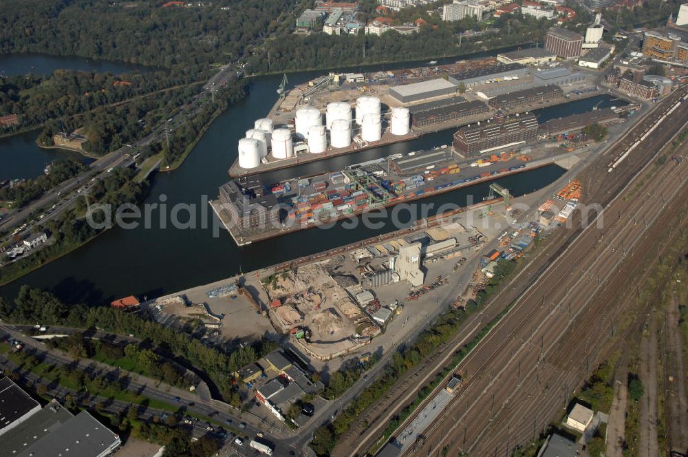 Berlin from the bird's eye view: Der Berliner Westhafen ist ein Binnenhafen im Ortsteil Moabit des Bezirks Mitte. Der Westhafen ist mit einer Fläche von 430.000 m² der größte Hafen der Stadt und ein bedeutender Umschlag- und Lagerplatz für die Binnenschifffahrt. Die Berliner Hafen-und Lagerhausgesellschaft mbH, kurz BEHALA genannt, betreibt in Berlin mehrere Binnenhäfen mit den dazugehörigen Lagerhäusern, dem Güterumschlag, einer Bauschuttentsorgung, den Hafenbahnen, und die Vermietung von Immobilien auf den Hafengeländen. Sie ist ein Eigenbetrieb der Stadt Berlin. Weitere Informationen unter