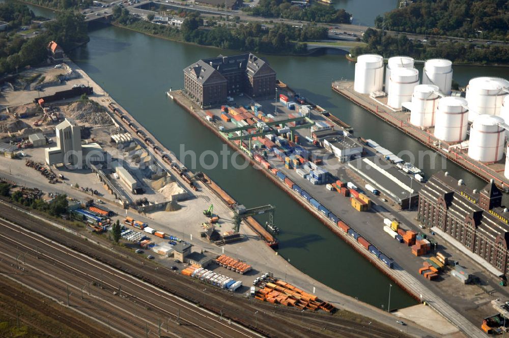 Berlin from above - Der Berliner Westhafen ist ein Binnenhafen im Ortsteil Moabit des Bezirks Mitte. Der Westhafen ist mit einer Fläche von 430.000 m² der größte Hafen der Stadt und ein bedeutender Umschlag- und Lagerplatz für die Binnenschifffahrt. Die Berliner Hafen-und Lagerhausgesellschaft mbH, kurz BEHALA genannt, betreibt in Berlin mehrere Binnenhäfen mit den dazugehörigen Lagerhäusern, dem Güterumschlag, einer Bauschuttentsorgung, den Hafenbahnen, und die Vermietung von Immobilien auf den Hafengeländen. Sie ist ein Eigenbetrieb der Stadt Berlin. Weitere Informationen unter