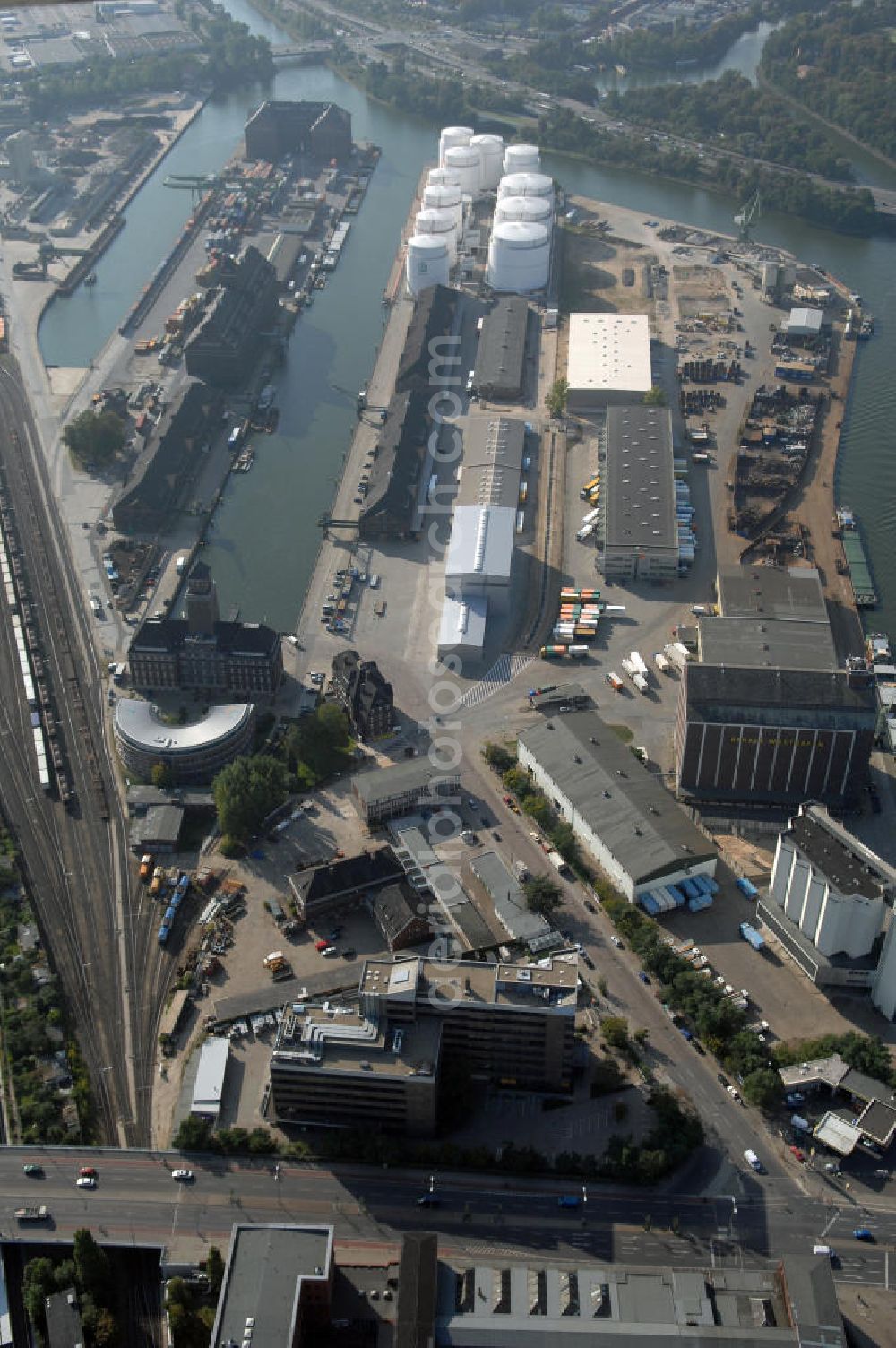 Aerial image Berlin - Der Berliner Westhafen ist ein Binnenhafen im Ortsteil Moabit des Bezirks Mitte. Der Westhafen ist mit einer Fläche von 430.000 m² der größte Hafen der Stadt und ein bedeutender Umschlag- und Lagerplatz für die Binnenschifffahrt. Die Berliner Hafen-und Lagerhausgesellschaft mbH, kurz BEHALA genannt, betreibt in Berlin mehrere Binnenhäfen mit den dazugehörigen Lagerhäusern, dem Güterumschlag, einer Bauschuttentsorgung, den Hafenbahnen, und die Vermietung von Immobilien auf den Hafengeländen. Sie ist ein Eigenbetrieb der Stadt Berlin. Weitere Informationen unter