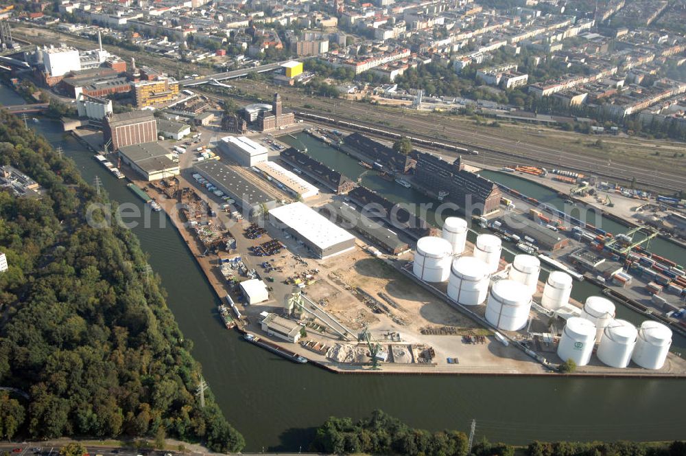 Berlin from above - Der Berliner Westhafen ist ein Binnenhafen im Ortsteil Moabit des Bezirks Mitte. Der Westhafen ist mit einer Fläche von 430.000 m² der größte Hafen der Stadt und ein bedeutender Umschlag- und Lagerplatz für die Binnenschifffahrt. Die Berliner Hafen-und Lagerhausgesellschaft mbH, kurz BEHALA genannt, betreibt in Berlin mehrere Binnenhäfen mit den dazugehörigen Lagerhäusern, dem Güterumschlag, einer Bauschuttentsorgung, den Hafenbahnen, und die Vermietung von Immobilien auf den Hafengeländen. Sie ist ein Eigenbetrieb der Stadt Berlin. Weitere Informationen unter