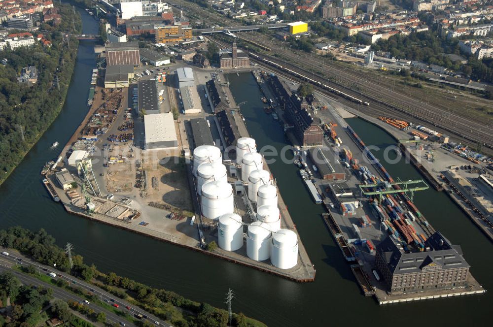 Berlin from the bird's eye view: Der Berliner Westhafen ist ein Binnenhafen im Ortsteil Moabit des Bezirks Mitte. Der Westhafen ist mit einer Fläche von 430.000 m² der größte Hafen der Stadt und ein bedeutender Umschlag- und Lagerplatz für die Binnenschifffahrt. Die Berliner Hafen-und Lagerhausgesellschaft mbH, kurz BEHALA genannt, betreibt in Berlin mehrere Binnenhäfen mit den dazugehörigen Lagerhäusern, dem Güterumschlag, einer Bauschuttentsorgung, den Hafenbahnen, und die Vermietung von Immobilien auf den Hafengeländen. Sie ist ein Eigenbetrieb der Stadt Berlin. Weitere Informationen unter