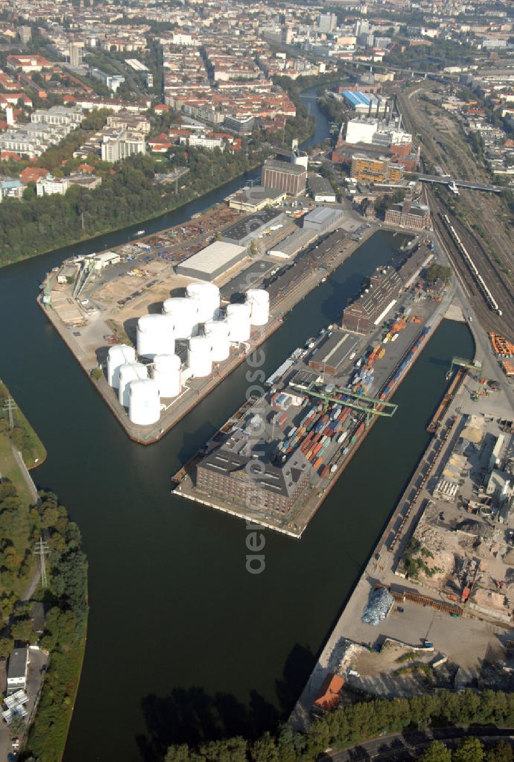 Aerial photograph Berlin - Der Berliner Westhafen ist ein Binnenhafen im Ortsteil Moabit des Bezirks Mitte. Der Westhafen ist mit einer Fläche von 430.000 m² der größte Hafen der Stadt und ein bedeutender Umschlag- und Lagerplatz für die Binnenschifffahrt. Die Berliner Hafen-und Lagerhausgesellschaft mbH, kurz BEHALA genannt, betreibt in Berlin mehrere Binnenhäfen mit den dazugehörigen Lagerhäusern, dem Güterumschlag, einer Bauschuttentsorgung, den Hafenbahnen, und die Vermietung von Immobilien auf den Hafengeländen. Sie ist ein Eigenbetrieb der Stadt Berlin. Weitere Informationen unter