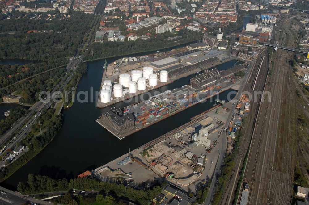 Berlin from above - Der Berliner Westhafen ist ein Binnenhafen im Ortsteil Moabit des Bezirks Mitte. Der Westhafen ist mit einer Fläche von 430.000 m² der größte Hafen der Stadt und ein bedeutender Umschlag- und Lagerplatz für die Binnenschifffahrt. Die Berliner Hafen-und Lagerhausgesellschaft mbH, kurz BEHALA genannt, betreibt in Berlin mehrere Binnenhäfen mit den dazugehörigen Lagerhäusern, dem Güterumschlag, einer Bauschuttentsorgung, den Hafenbahnen, und die Vermietung von Immobilien auf den Hafengeländen. Sie ist ein Eigenbetrieb der Stadt Berlin. Weitere Informationen unter