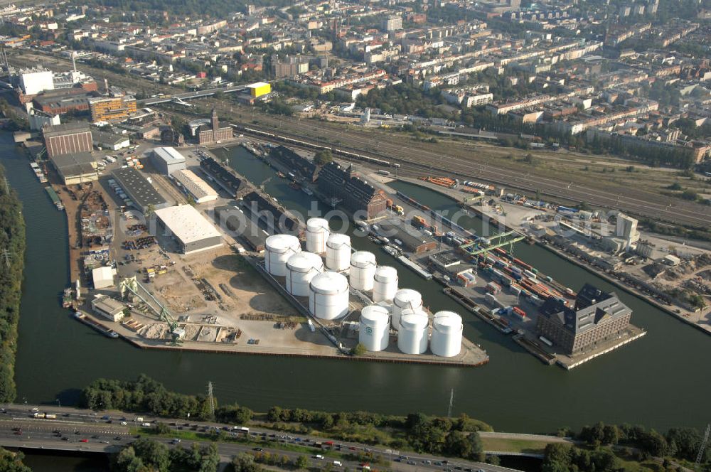 Berlin from the bird's eye view: Der Berliner Westhafen ist ein Binnenhafen im Ortsteil Moabit des Bezirks Mitte. Der Westhafen ist mit einer Fläche von 430.000 m² der größte Hafen der Stadt und ein bedeutender Umschlag- und Lagerplatz für die Binnenschifffahrt. Die Berliner Hafen-und Lagerhausgesellschaft mbH, kurz BEHALA genannt, betreibt in Berlin mehrere Binnenhäfen mit den dazugehörigen Lagerhäusern, dem Güterumschlag, einer Bauschuttentsorgung, den Hafenbahnen, und die Vermietung von Immobilien auf den Hafengeländen. Sie ist ein Eigenbetrieb der Stadt Berlin. Weitere Informationen unter