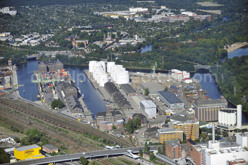 Berlin from the bird's eye view: Sicht auf den Westhafen in Berlin-Mitte. Der Westhafen ist mit 430.000 qm der größte Hafen Berlins und ein bedeutender Umschlag- und Lagerplatz für die Binnenschifffahrt. View to the Westhafen in Berlin-Mitte. The habour is with 430.000 square kilometres an important collecting point and storage area for the domestic shipping.