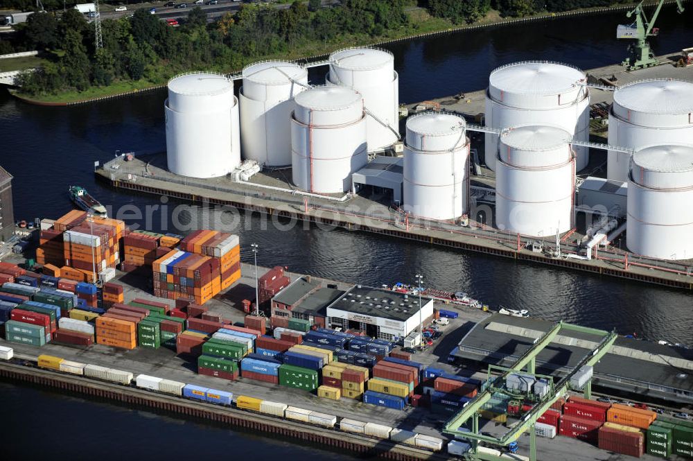 Aerial photograph Berlin - Sicht auf ISO-Container und Tanklager der BEHALA im Westhafen Berlins. Die Firma BEHALA entwickelt innovative und umweltgerechte Logistiklösungen. View to ISO-Container and fuel depot of the BELAHA in the Westhafen of Berlin. The BELAHA company developes innovative and environmentally compliant logistics solutions.