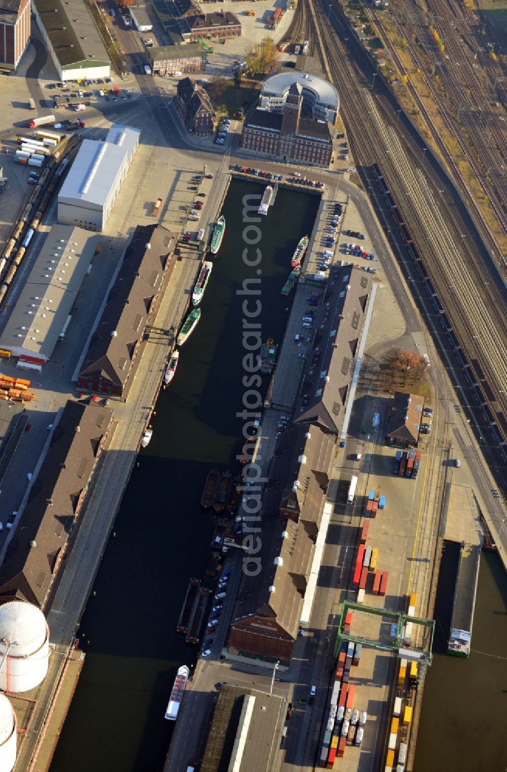 Aerial photograph Berlin OT Moabit - View of the Westhafen in Berlin in Mitte in the district Moabit
