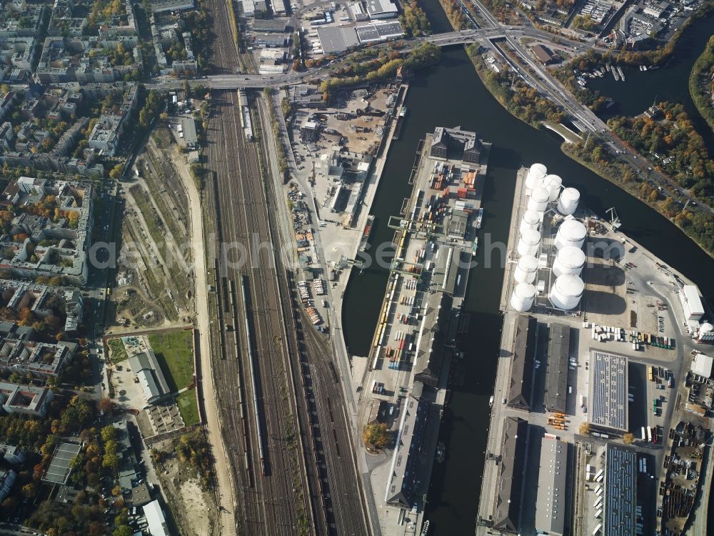 Aerial photograph Berlin - View of the Westhafen in Berlin in Mitte in the district Moabit