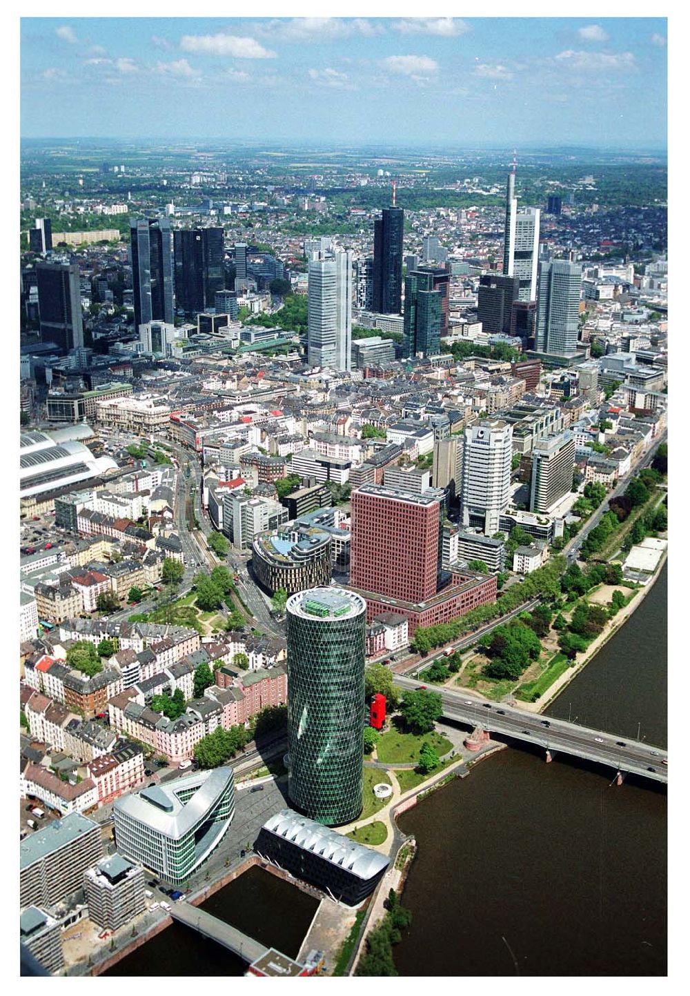 Aerial image Frankfurt am Main - Der Westhafen Tower befindet sich unmittelbar neben der Friedesbrücke und ist das einzige Bürohaus, welches direkt am Mainufer liegt.