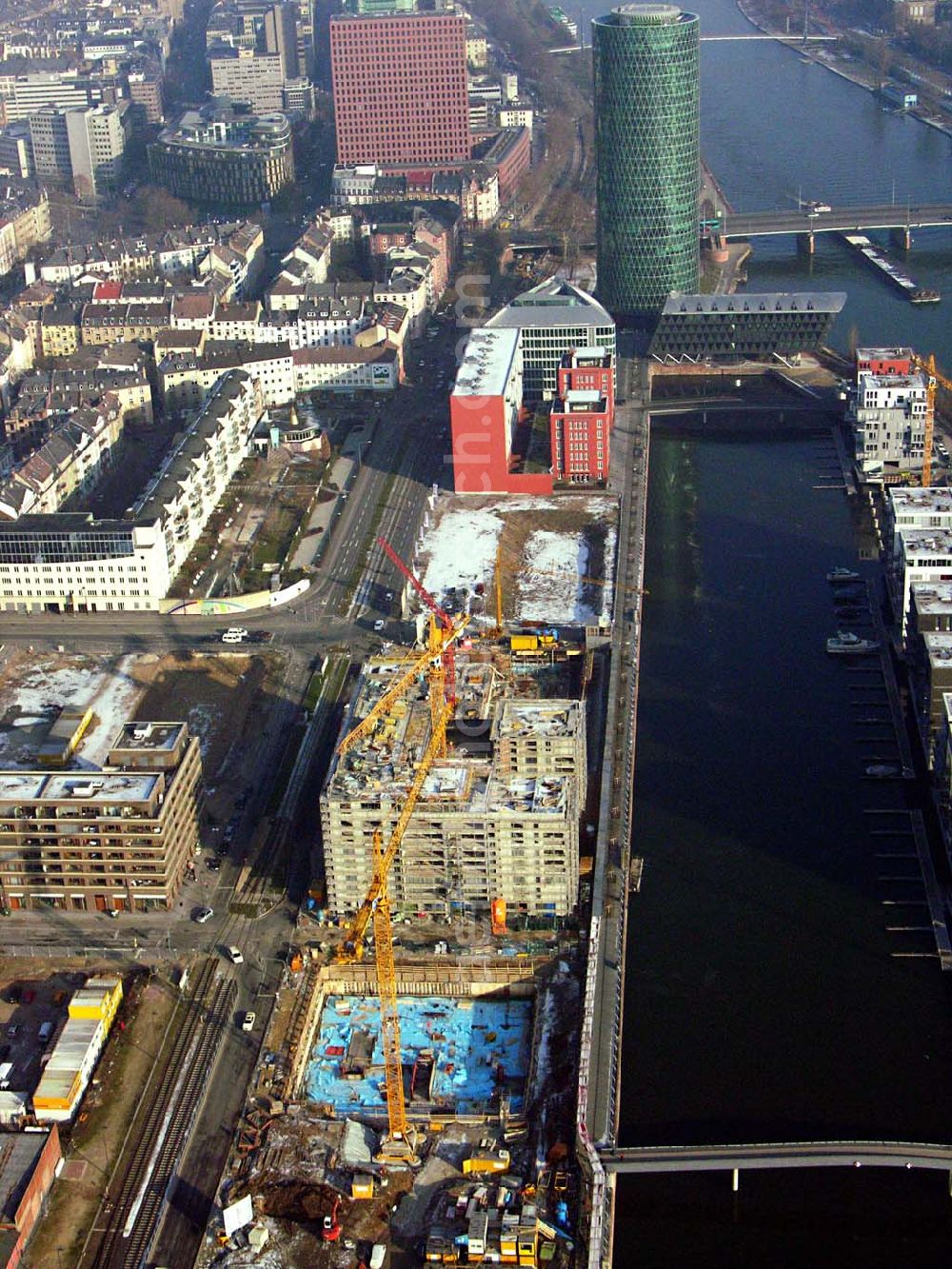 Aerial photograph Frankfurt Main / Hessen - Der Westhafen Tower verfügt über eine Bruttogeschossfläche von ca. 30 000 qm. Der Westhafen Tower befindet sich unmittelbar neben der Friedesbrücke und ist das einzige Bürohaus, welches direkt am Mainufer liegt.