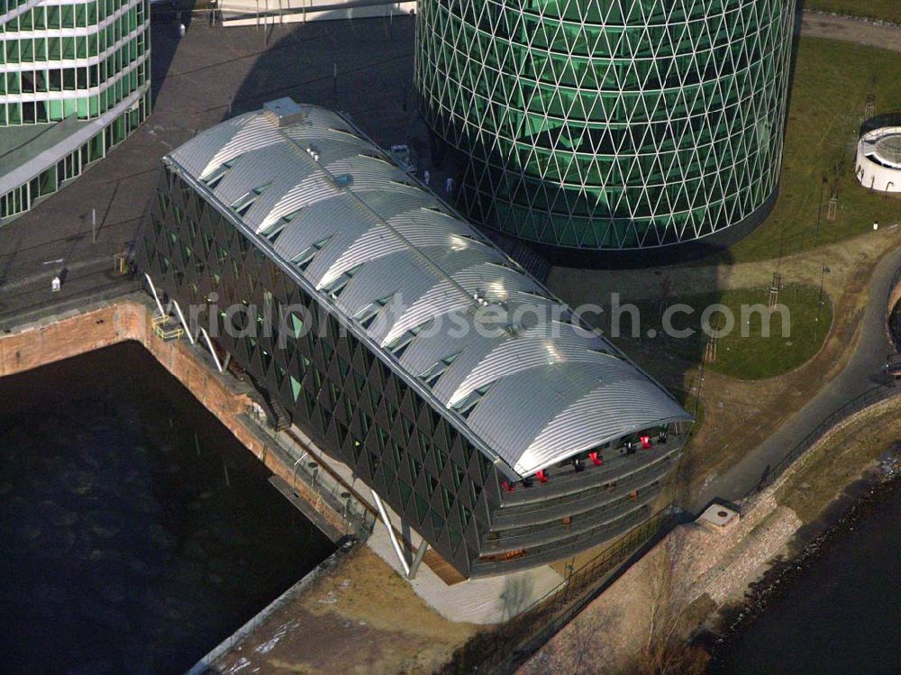 Aerial image Frankfurt Main / Hessen - Bau am Fuße des Westhafen Towers.Der Westhafen Tower verfügt über eine Bruttogeschossfläche von ca. 30 000 qm. Der Westhafen Tower befindet sich unmittelbar neben der Friedesbrücke und ist das einzige Bürohaus, welches direkt am Mainufer liegt.