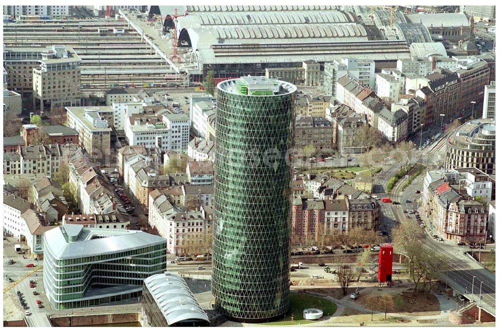 FRANKFURT / Main - Hessen from the bird's eye view: Innenstadt von Frankfurt am Main mit dem Westhafen-Tower am Main.OFB Projektentwicklungs-GmbH,Myliusstraße 33-37,60323 Frankfurt am Main,Telefon: +49 69 / 917 32 - 116,Telefax: +49 69 / 9 17 32 - 749,eMail: ofb-frankfurt@ofb-gruppe.de(Gutleutviertel) Unter der Friedensbrücke/Speicherstr