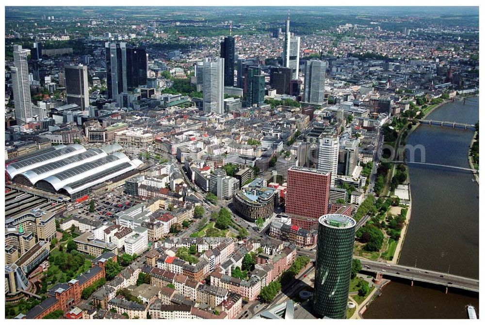 Aerial photograph Frankfurt am Main - 30 000 qm. Der Westhafen Tower befindet sich unmittelbar neben der Friedesbrücke und ist das einzige Bürohaus, welches direkt am Mainufer liegt. Im Hintergrund ist der Frankfurter Hauptbahnhof zu sehen.