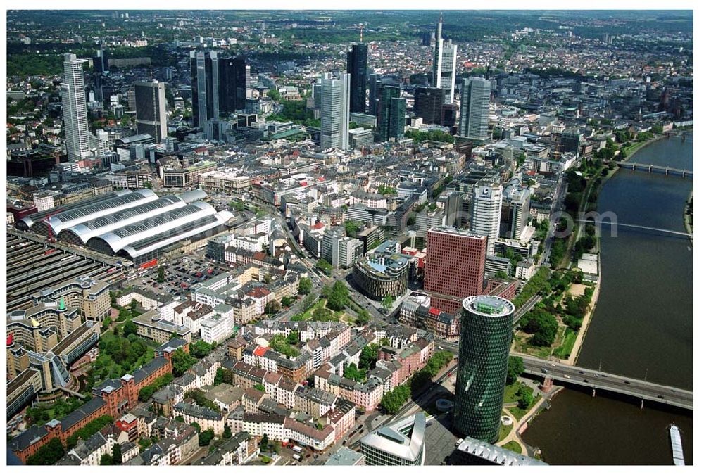 Frankfurt am Main from above - Der Westhafen Tower verfügt über eine Bruttogeschossfläche von ca. 30 000 qm. Der Westhafen Tower befindet sich unmittelbar neben der Friedesbrücke und ist das einzige Bürohaus, welches direkt am Mainufer liegt. Im Hintergrund ist der Frankfurter Hauptbahnhof zu sehen.