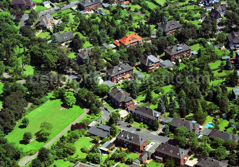 Aerial image Kamp-Lintfort - Westlich der Steinkohlenzeche wurde Zechensiedlung zwischen den 30er und 50er Jahren des 20. Jh. errichtet. Der Volksmund nennt sie Beamtenkolonie. Residential area in Kamp-Lintfort.