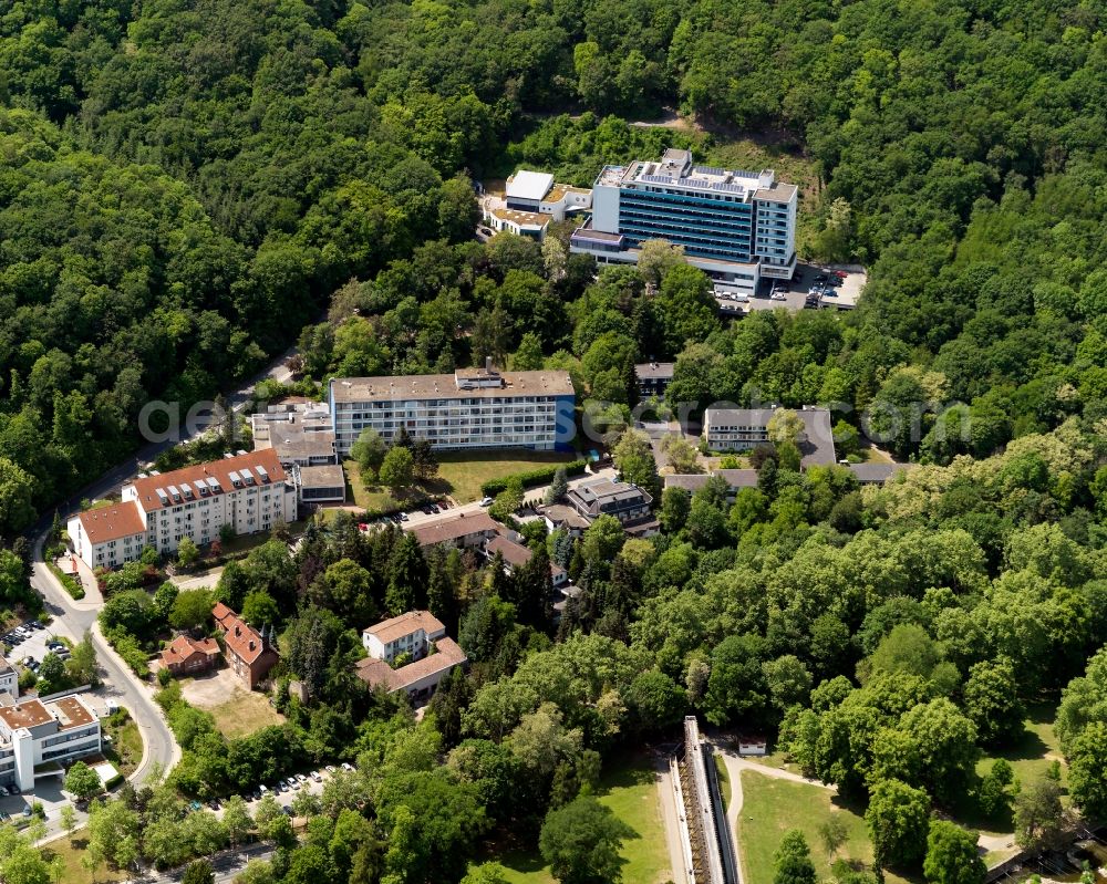 Bad Kreuznach from the bird's eye view: Western riverbank of the Nahe and Saline Valley in Bad Kreuznach in the state of Rhineland-Palatinate. Bad Kreuznach is a spa town and county capital and is located on the rivers Nahe and Ellerbach. An open air pool, a rehab hospital and a residence for the elderly are located on the western shore of the river