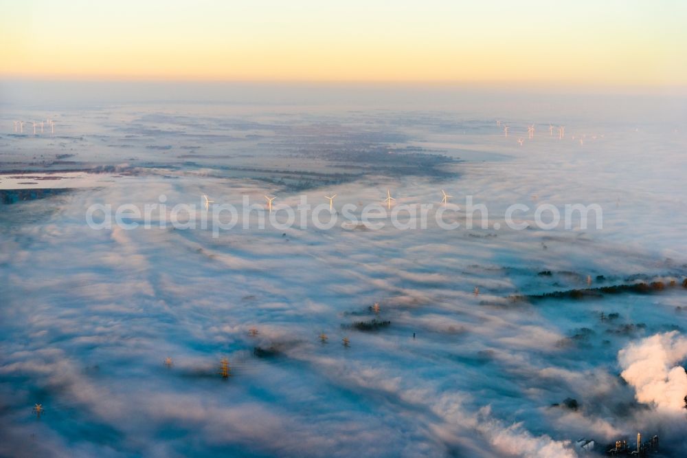 Aerial photograph Stade - Weather-induced wind energy installations embedded in a fog layer on a field in Stade in the state Lower Saxony, Germany