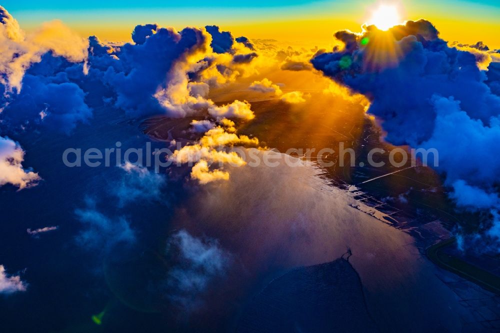 Sankt Peter-Ording from the bird's eye view: Weather situation with cloud formation and light reflections at sunset in Sankt Peter-Ording in the state Schleswig-Holstein, Germany