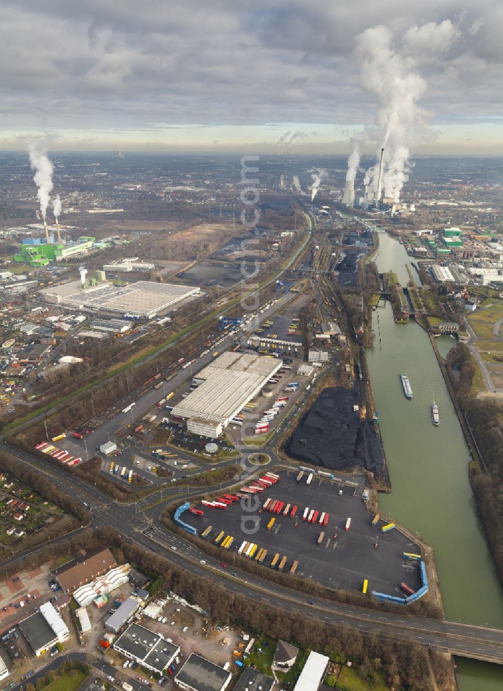 Herne from the bird's eye view: WHE- logistics center at the Rhine-Herne Canal in Wanne-Eickel in Herne in North Rhine-Westphalia