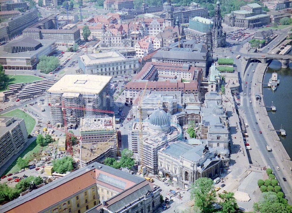 Dresden / Sachs. from the bird's eye view: Wiederaufbau der Dresdner Frauenkirche in der Altstadt von Dresden.