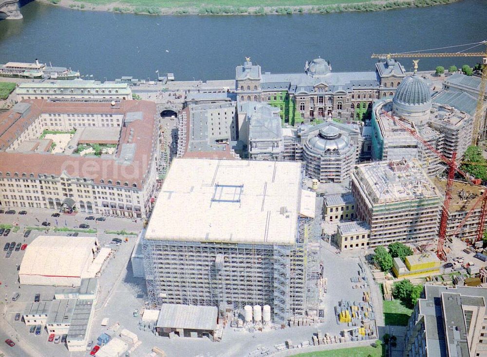 Dresden / Sachs. from the bird's eye view: Wiederaufbau der Dresdner Frauenkirche in der Altstadt von Dresden.