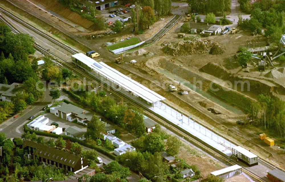 Berlin - Lichterfelde from the bird's eye view: Wiedererrichtete S-Bahnstrecke Lichterfelde-Ost - Osdorfer Straße - Lichterfelde-Süd.