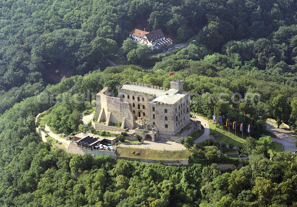 Hambach from above - Das Hambacher Schloss beim Ortsteil Hambach der rheinland-pfälzischen Stadt Neustadt an der Weinstraße wurde eigentlich als Burg erbaut. Durch eine viertägige Protestversammlung im Jahr 1838 gelangte dieser Ort zum Schauplatz einer frühen ersten Demokratiebewegung.