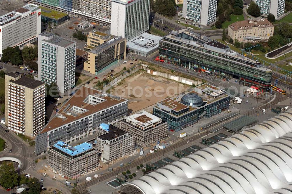 Aerial photograph DRESDEN - Der Wiener Platz ist einer der wichtigsten Verkehrsknotenpunkte im Straßenbahnnetz neben dem Postplatz und dem Albertplatz. Unter dem Wiener Platz befindet sich eine Tiefgarage über mehrere Etagen.