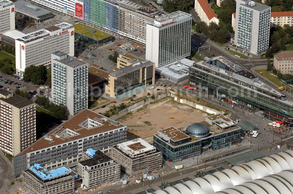 DRESDEN from above - Der Wiener Platz ist einer der wichtigsten Verkehrsknotenpunkte im Straßenbahnnetz neben dem Postplatz und dem Albertplatz. Unter dem Wiener Platz befindet sich eine Tiefgarage über mehrere Etagen.