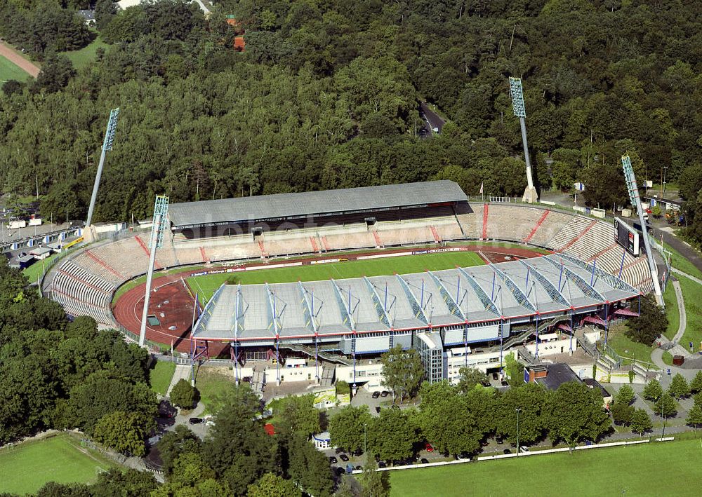 Aerial photograph Karlsruhe - Blick auf die Das Wildparkstadion ist ein Fußballstadion in Karlsruhe. Es ist der Mittelpunkt einer Anlage aus mehreren Sport- und Übungsplätzen, einer Tennisanlage und weiterer Sportstätten im Karlsruher Hardtwald. Der Hauptnutzer ist die Fußballabteilung des Karlsruher SC. Eine Nutzung als Leichtathletikstadion findet nicht mehr statt, da die Tartanbahn im Zuge einer Spielfeldverlegung teilweise entfernt wurde. Das Stadion wurde im Jahr 1955 an Stelle des alten FC-Phönix-Sportplatzes von 1921 gebaut und verfügte ursprünglich über 55.000 Plätze. Diese Zahl wurde mehrfach durch geänderte Vorschriften reduziert und durch Umbauten erweitert, aktuell verfügt es über 29.699 Sitz- und Stehplätze. Es ist Eigentum der Stadt Karlsruhe und wird an dessen Nutzer verpachtet.