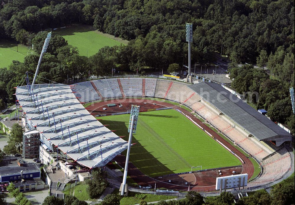 Karlsruhe from above - Blick auf die Das Wildparkstadion ist ein Fußballstadion in Karlsruhe. Es ist der Mittelpunkt einer Anlage aus mehreren Sport- und Übungsplätzen, einer Tennisanlage und weiterer Sportstätten im Karlsruher Hardtwald. Der Hauptnutzer ist die Fußballabteilung des Karlsruher SC. Eine Nutzung als Leichtathletikstadion findet nicht mehr statt, da die Tartanbahn im Zuge einer Spielfeldverlegung teilweise entfernt wurde. Das Stadion wurde im Jahr 1955 an Stelle des alten FC-Phönix-Sportplatzes von 1921 gebaut und verfügte ursprünglich über 55.000 Plätze. Diese Zahl wurde mehrfach durch geänderte Vorschriften reduziert und durch Umbauten erweitert, aktuell verfügt es über 29.699 Sitz- und Stehplätze. Es ist Eigentum der Stadt Karlsruhe und wird an dessen Nutzer verpachtet.