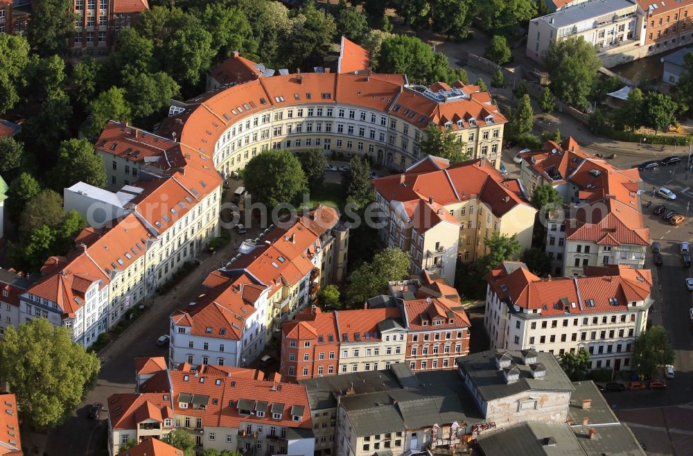 Aerial photograph Erfurt - The curved housing complex is in the Wilhelm-Kuelz Street in Bruehlervorstadt of Erfurt in Thuringia. He follows in his form behind the flowing river Gera