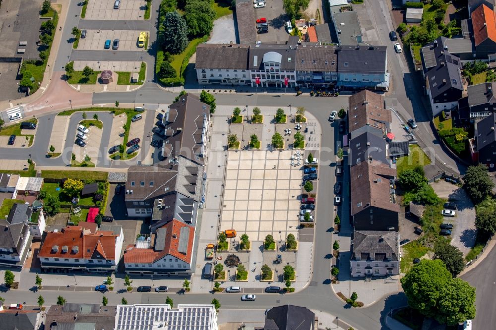 Warstein from the bird's eye view: Ensemble space Wilkeplatz in the inner city center in Warstein - Belecke in the state North Rhine-Westphalia