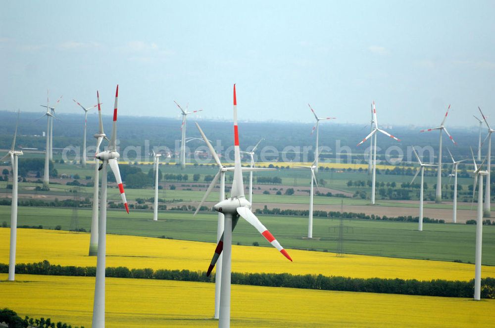 Aerial photograph Schwanebeck bei Nauen - Blick auf die Windenergieanlagen bei Schwanebeck. Look at the wind turbines at Schwanebeck.