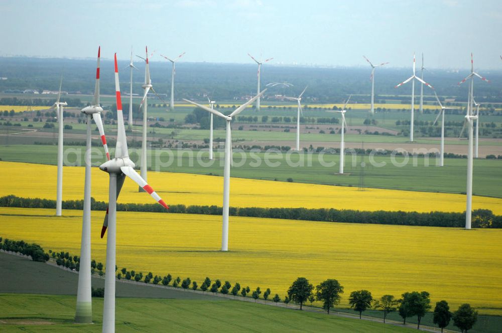 Schwanebeck bei Nauen from the bird's eye view: Blick auf die Windenergieanlagen bei Schwanebeck. Look at the wind turbines at Schwanebeck.