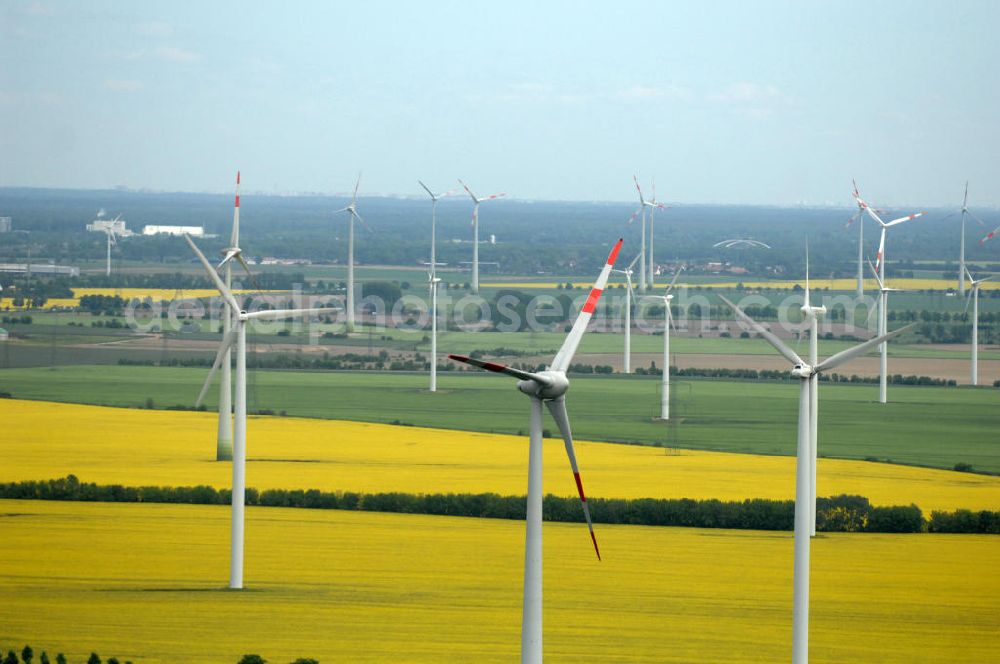 Schwanebeck bei Nauen from the bird's eye view: Blick auf die Windenergieanlagen bei Schwanebeck. Look at the wind turbines at Schwanebeck.