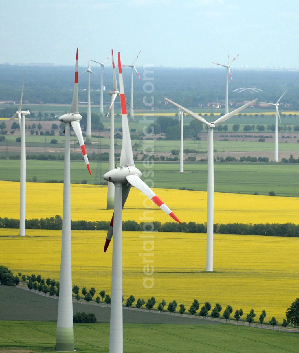 Schwanebeck bei Nauen from the bird's eye view: Blick auf die Windenergieanlagen bei Schwanebeck. Look at the wind turbines at Schwanebeck.