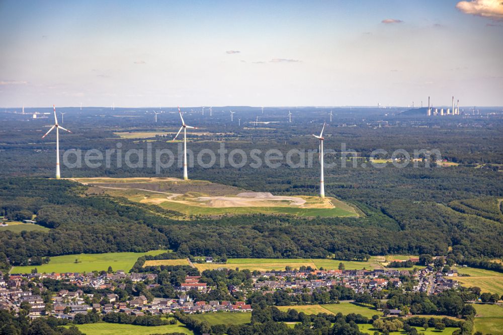 Aerial photograph Bruckhausen - Wind turbines on the site of the former mining dump Lohberg in Bruckhausen in the state of North Rhine-Westphalia, Germany